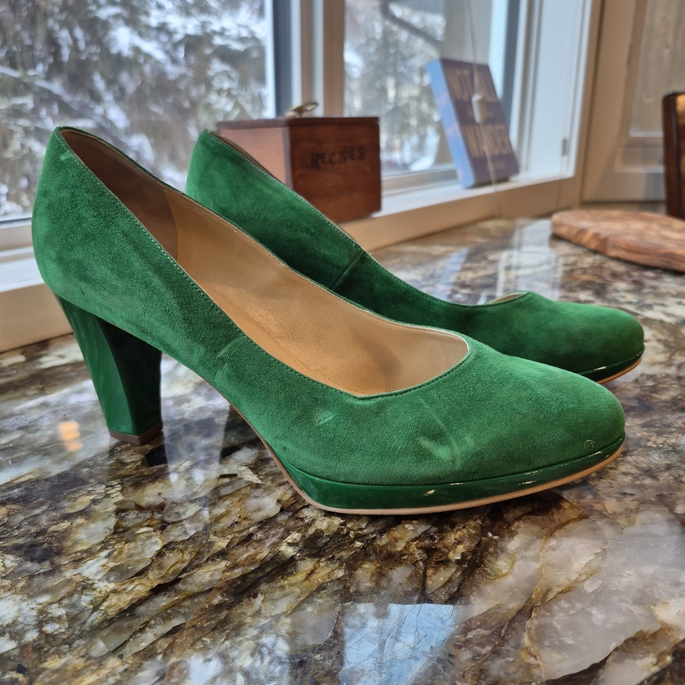 Elegant Green Suede Pumps